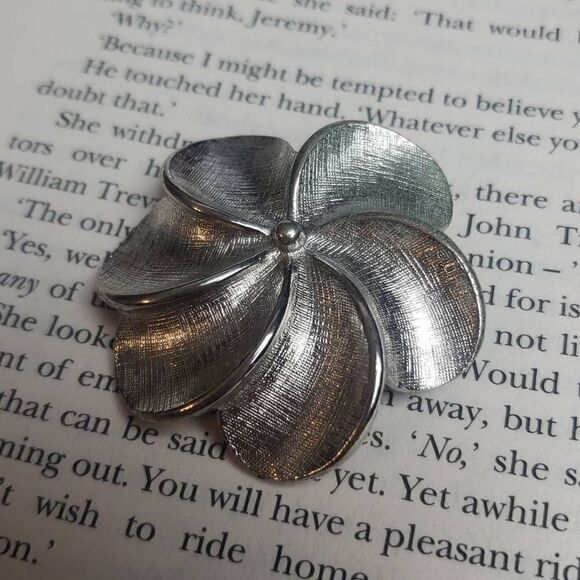Vintage Silver Flower Brooch - Picture 4 of 6